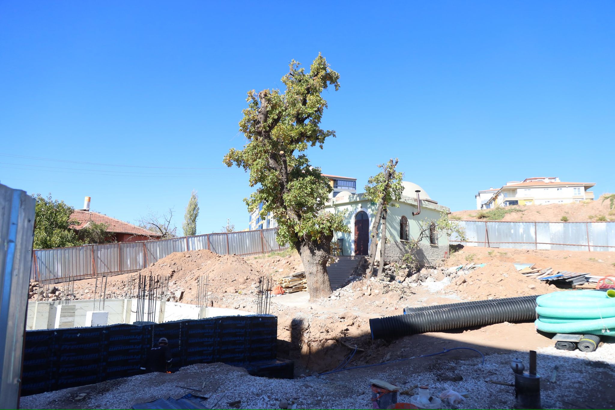 TERLEMEZ BABA TÜRBESİ VE CAMİSİNDE RESTORASYON ÇALIŞMALARI DEVAM EDİYOR